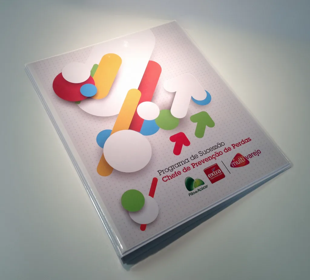 Capa do Programa de Sucessão do Grupo Pão de Açúcar com formas geométricas coloridas