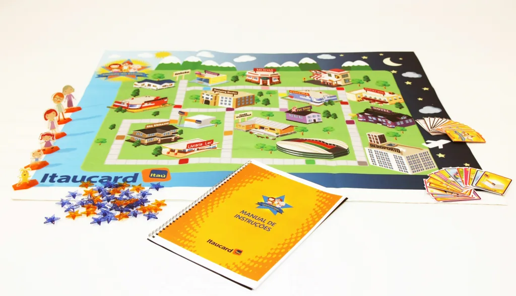 Jogo de tabuleiro do Itaucard: mapa ilustrado de uma cidade, peças de personagens, fichas em formato de estrela e manual amarelo espiralado
