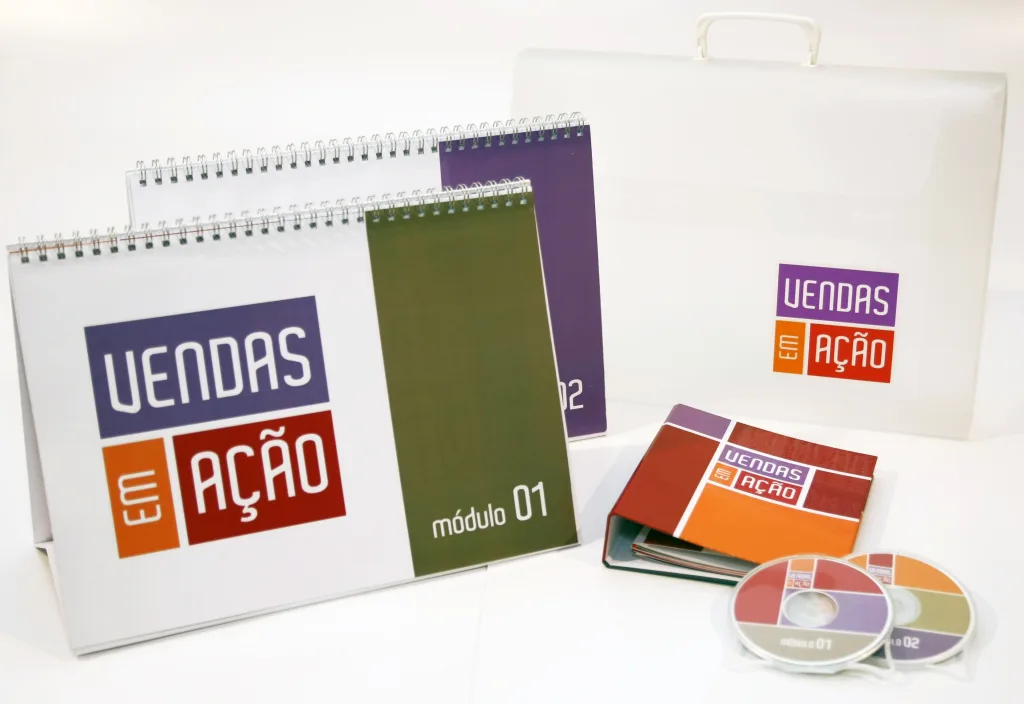 Kit físico de treinamento Vendas em Ação da Philip Morris: flip-chart de mesa, maleta de transporte e fichário com CDs de áudio